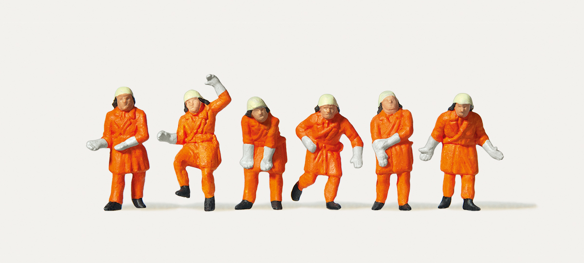 Feuerwehrleute in oranger Einsatzkleidung