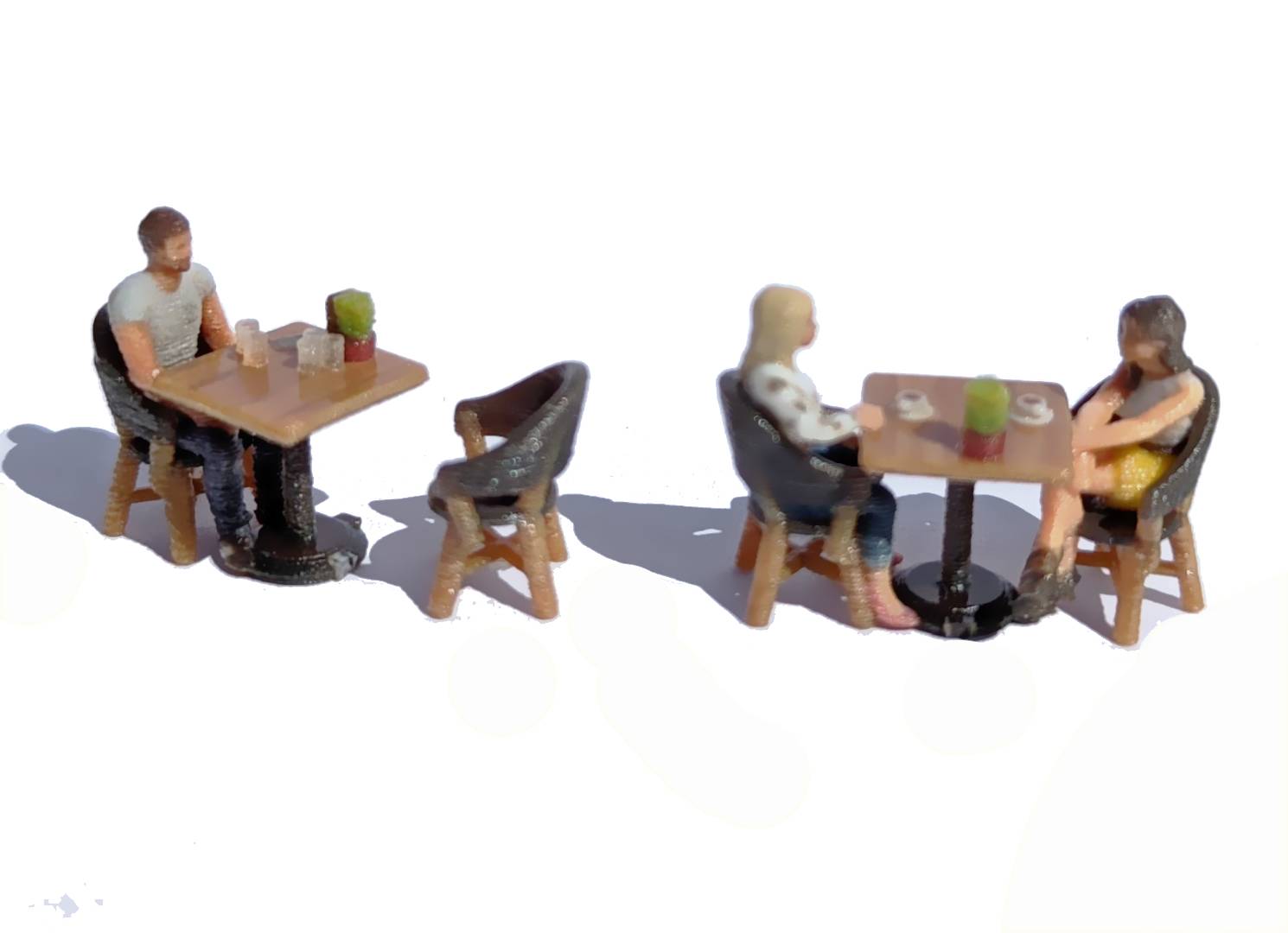Restaurantbesucher 3 Figuren mit Tischen und Stühlen