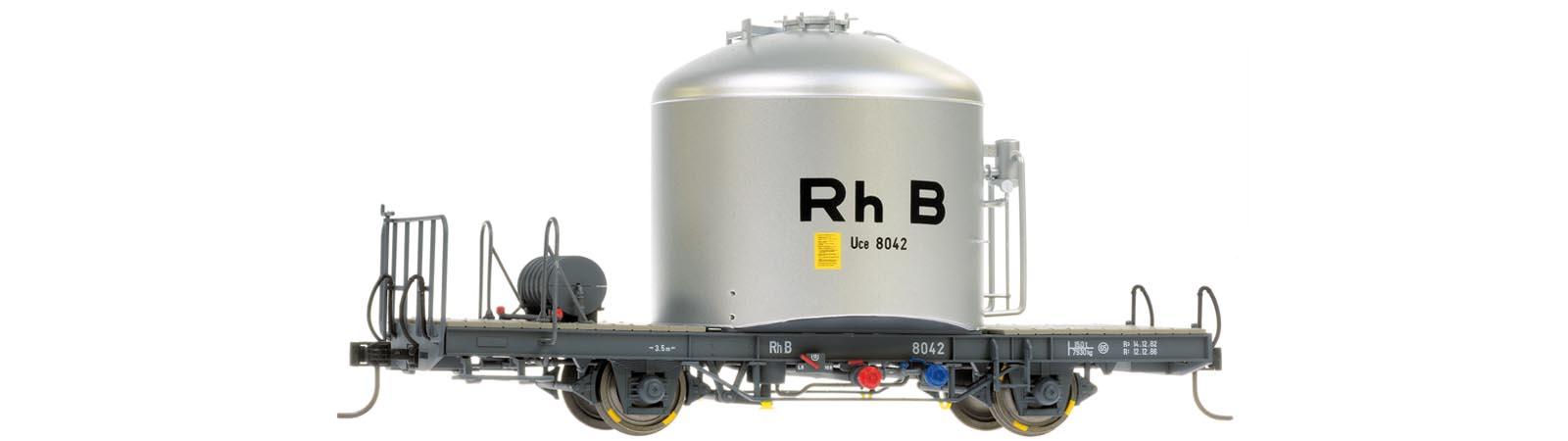 0m RhB Uce8042 ZementsiloWg silber, mit schwarzer "RhB"-Aufschrift, farbige Auslaufrohre im Sprengwerk