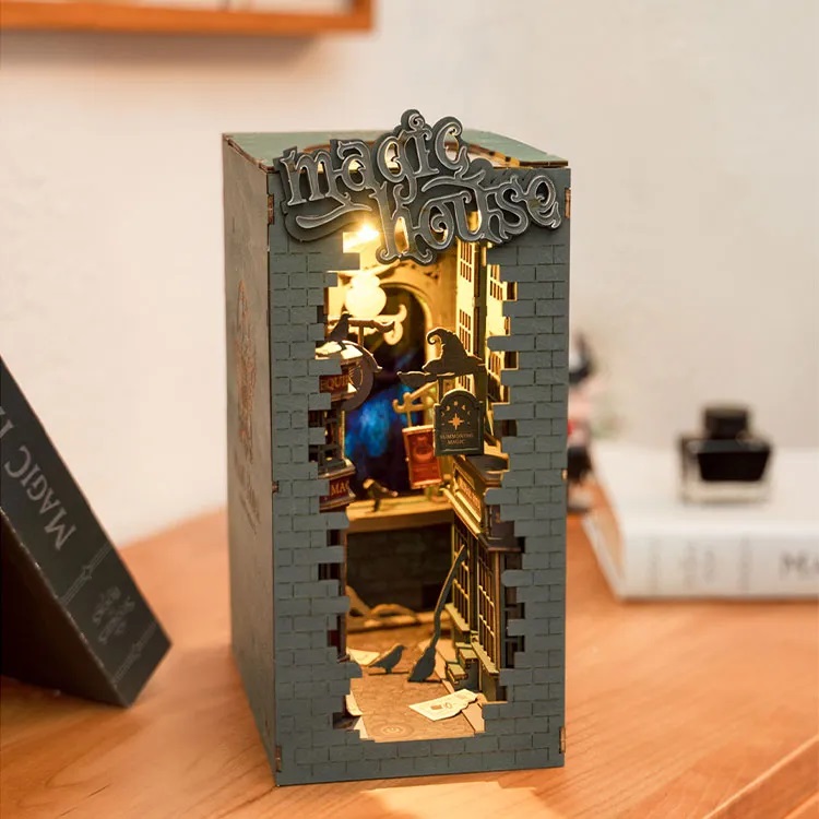 Macig House - Bücherregal- Diorama