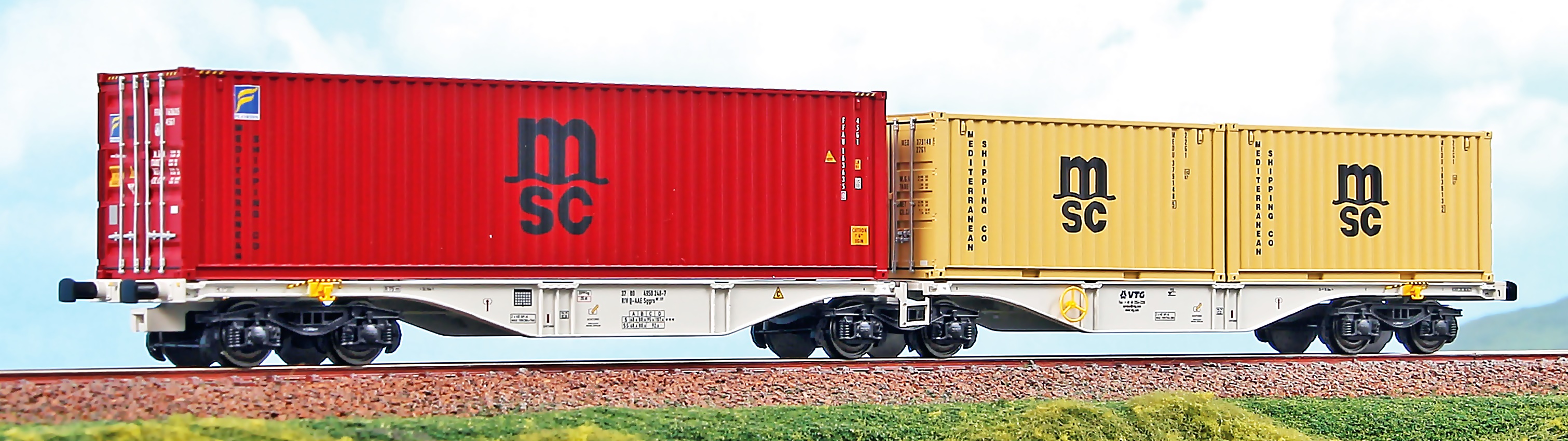 VTG Containertragwagen Ep5-6 Sggrs 80’, beladen mit 1x 40´ Containern MSC rot und 2x 20´ Container MSC beige