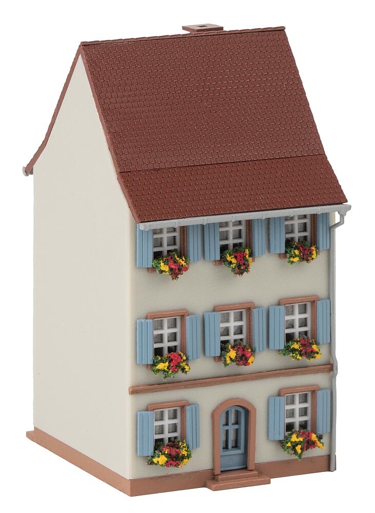 Altstadthaus mit Fensterläden 