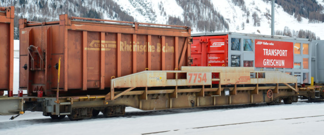 RhB SI7762 ACTS-Tragwagen Ep5 beladen mit 1x grauer Mulde RhB und 1x grauer Mulde "Bündner Güterbahn (Hafen)"