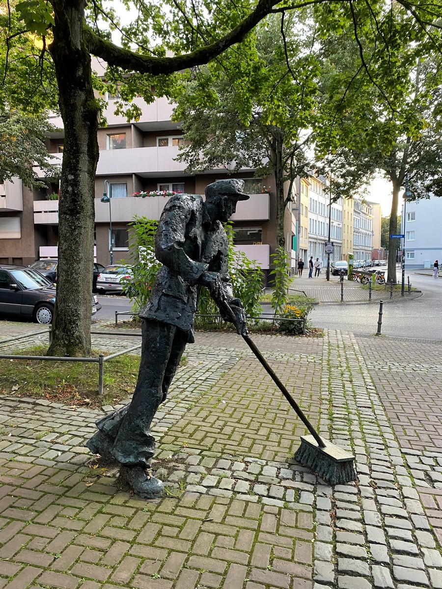 H0 Statue "Aachener Kehrm. 75 Jahre Hünerbein Sonderserie Kehrmännchen" Fertigmodell
