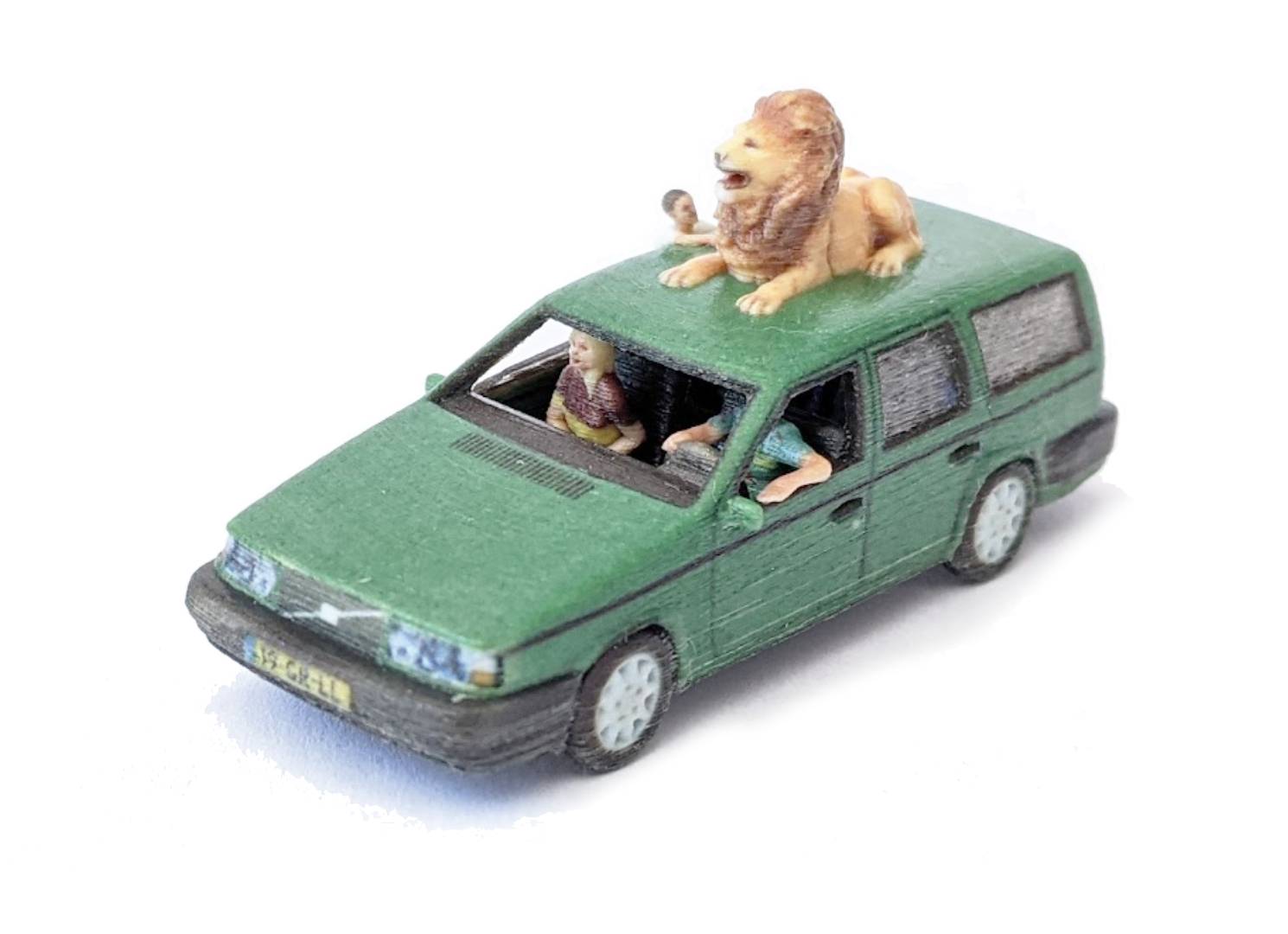 Auto mit Löwen auf dem Dach 