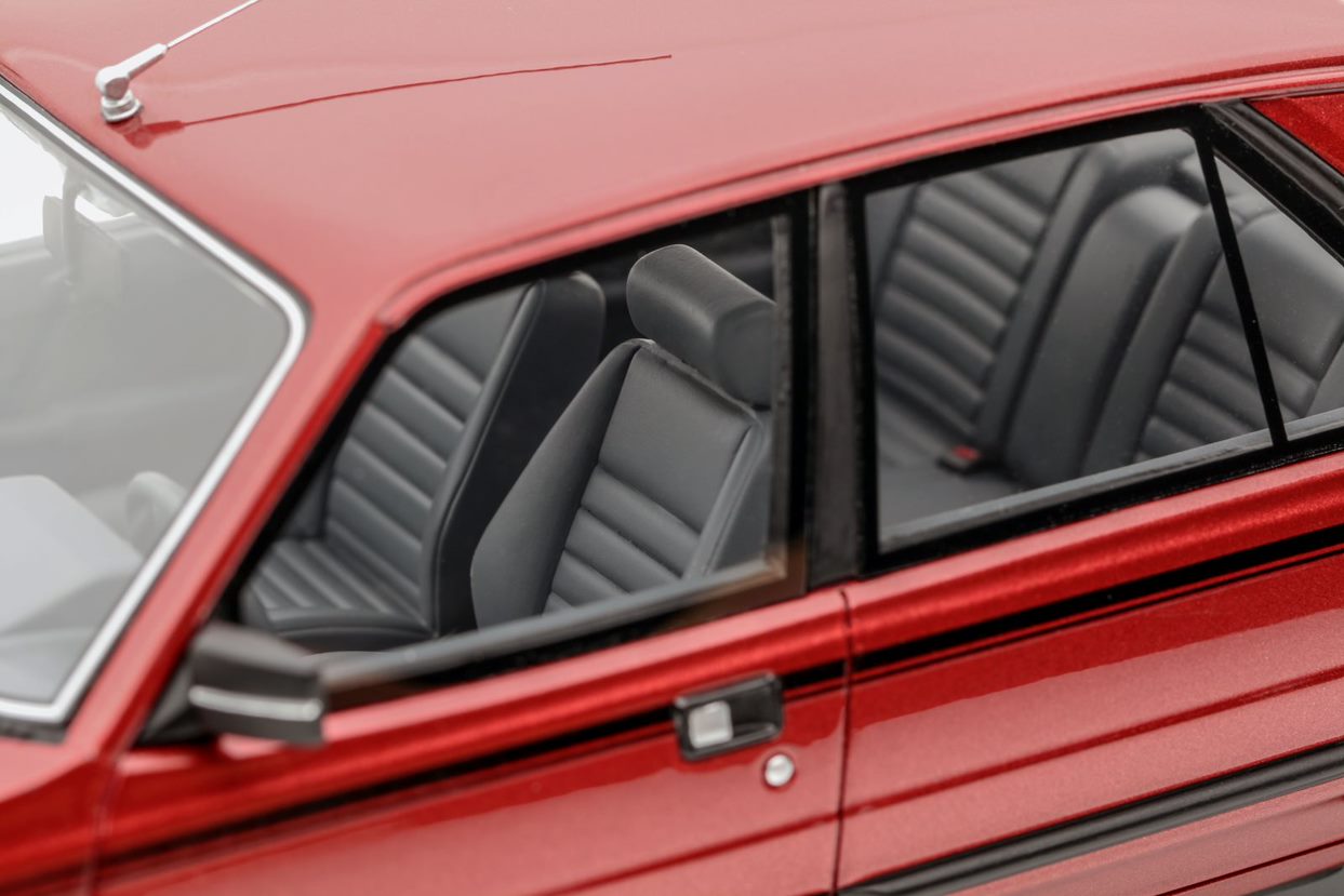 Peugeot 305 GTX rot Baujahr 1985 1:18