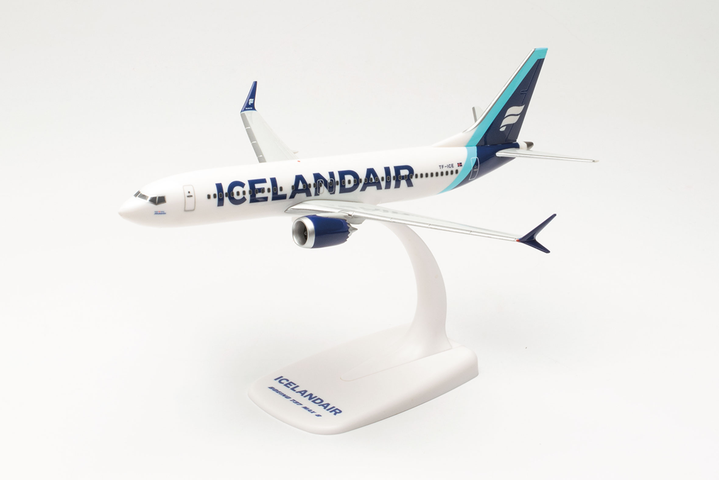 Snap-Fit Boeing 737 Max 8 Icelandair