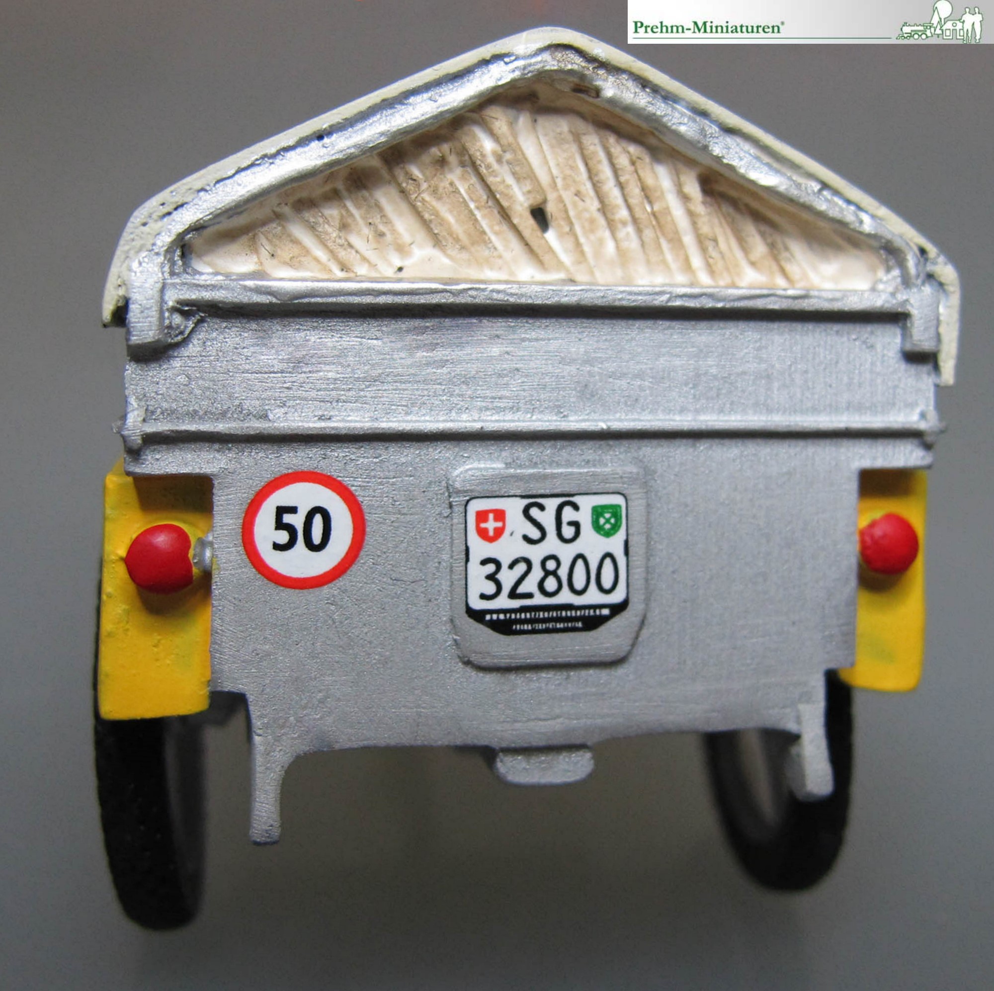 Postzusteller Schweiz mit Postfahrzeug