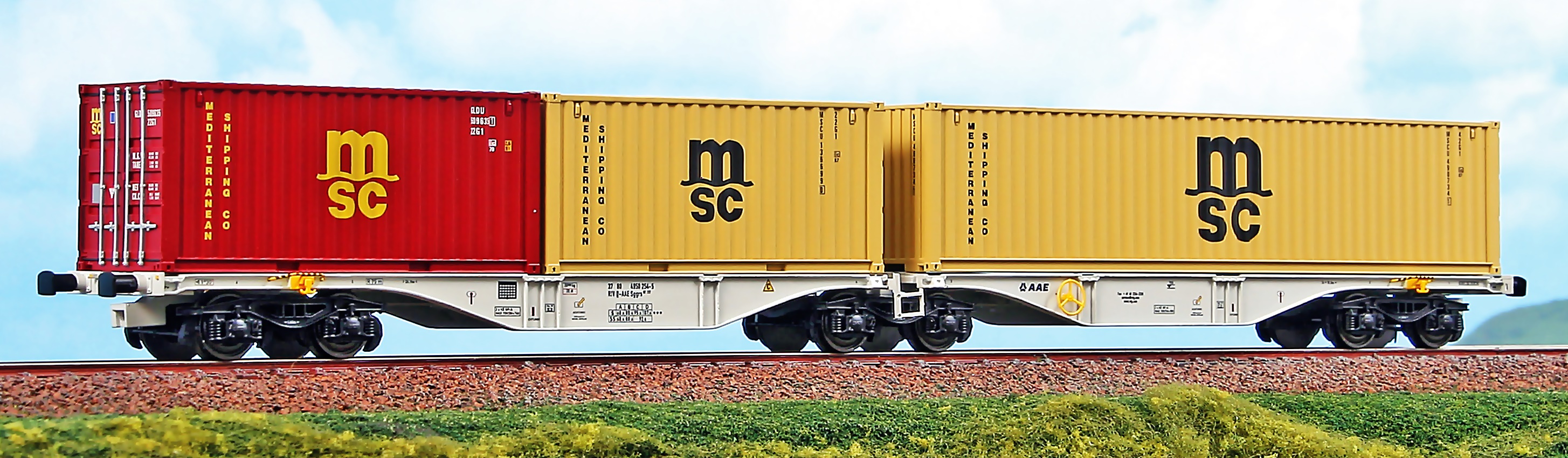 AAE Containertragwagen Ep5-6 Sggrs 80’, beladen mit 2x 20´ Containern MSC (jeweils 1x beige und 1x rot) und 1x 40´ Container MSC beige