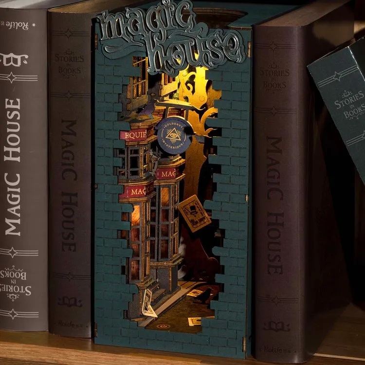 Macig House - Bücherregal- Diorama