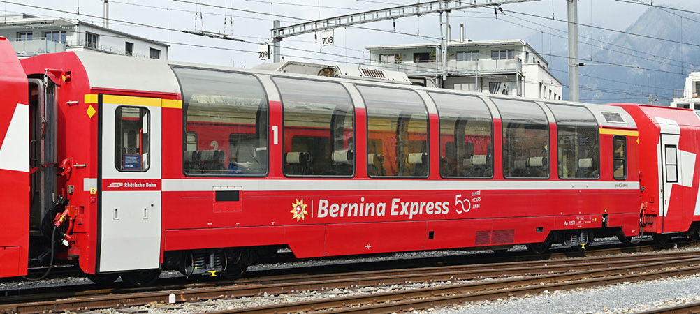 RhB BEX Ap 1302 PanoramaWg 1. Klasse, aktuellste Version, rot mit "BERNINA-EXPRESS"-Schriftzug und Jubiläumsaufdruck "50 Jahre BEX"