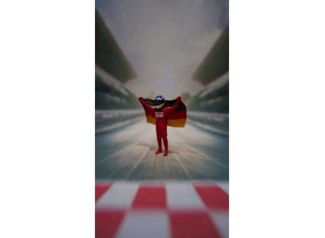 Michael Schumacher mit Flagge 1:43