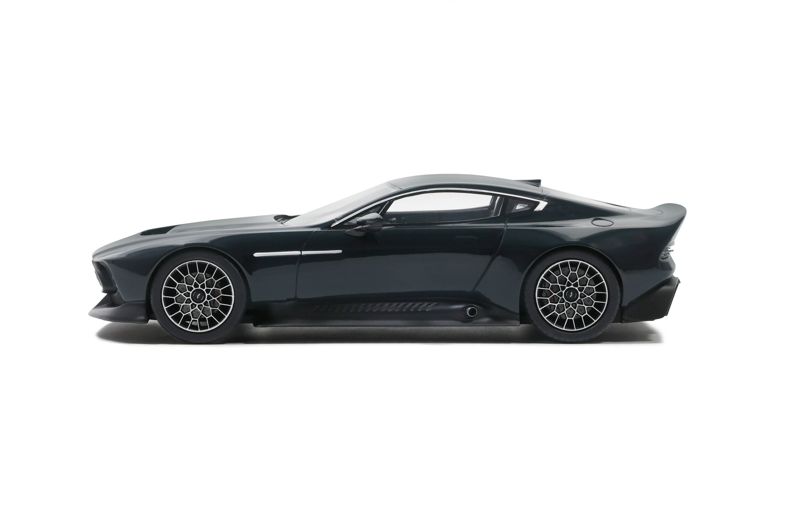 Aston Martin Victor grün 1:18 Baujahr 2021