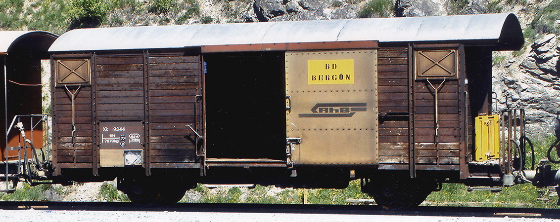 0m RhB Xk 9344 Bahndienst-Wag braun, 2-achsiger gedeckter Güterwagen, Modellausführung OHNE die gelbe, auf der Bühne gelagerte Vorrichtung.