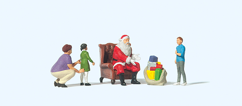 Weihnachtsmann im Sessel mit Mutter und Kindern