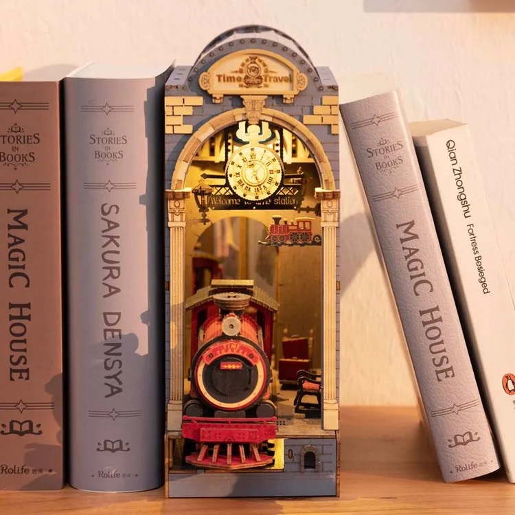 Time Travel - Bücherregal- Diorama