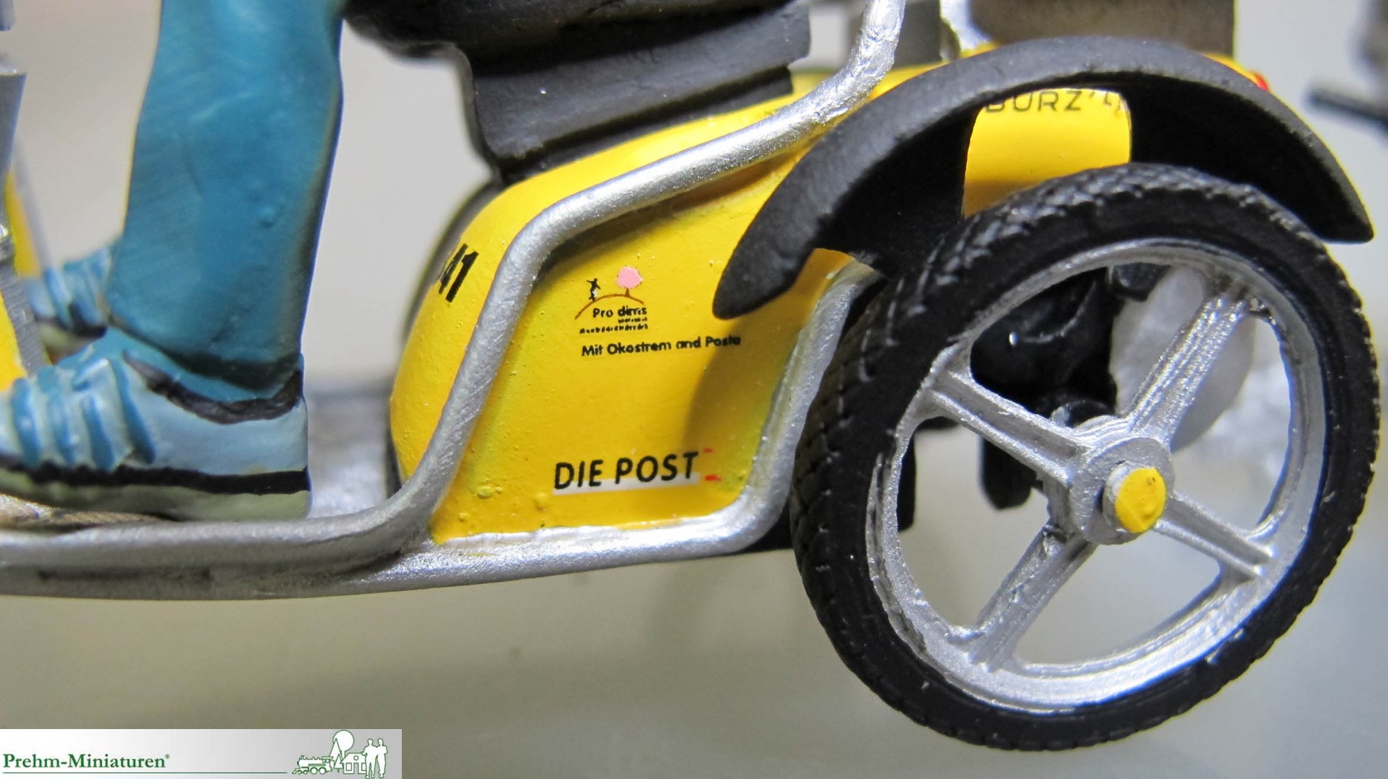 Postzusteller Schweiz mit Postfahrzeug