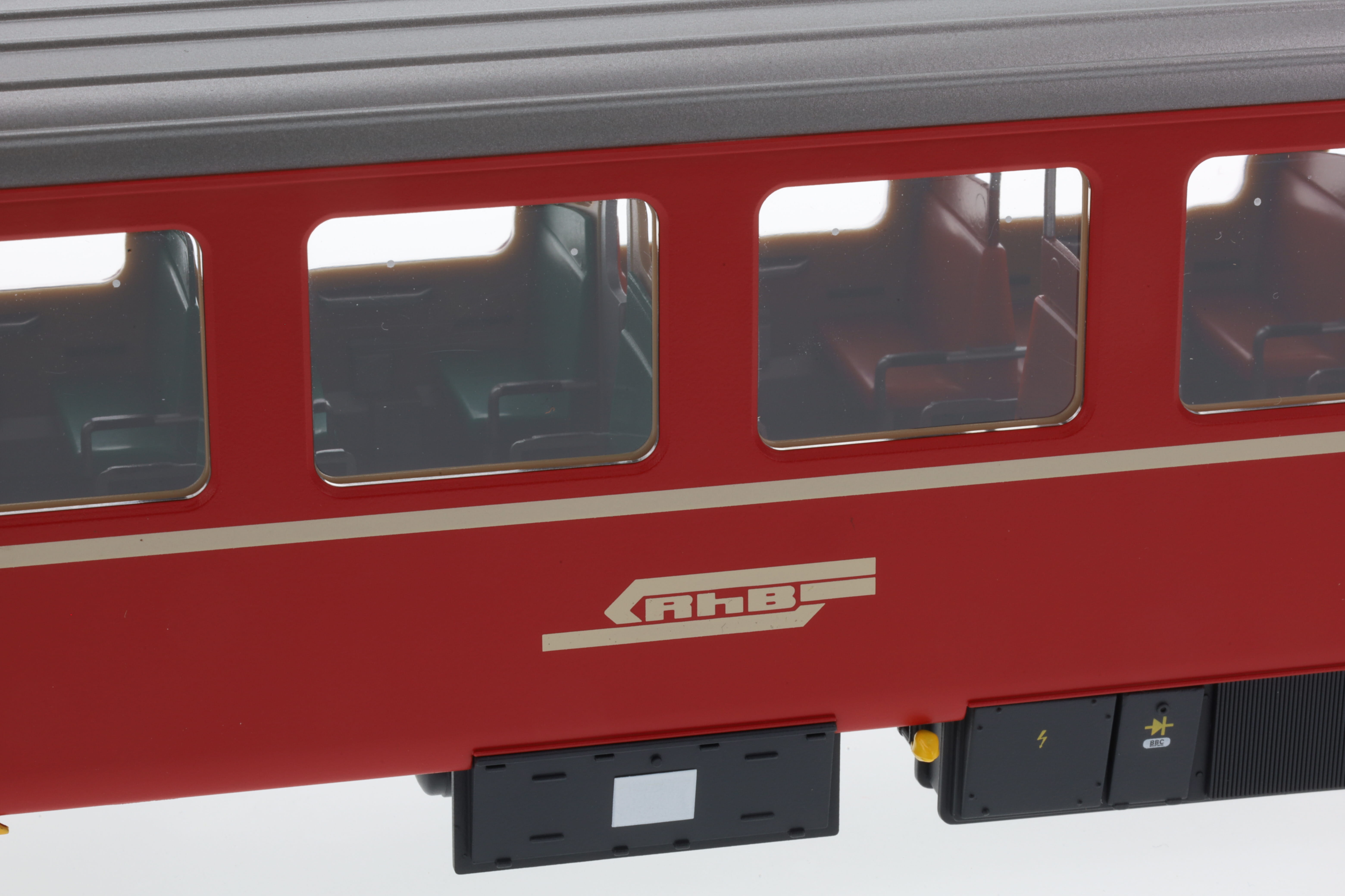 0m RhB B2455 EWI rot Signet mit goldfarbenen Türen und beige Streifen im Zustand der 1980iger Jahre